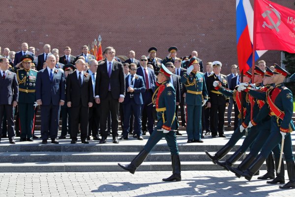 
	Изралевският премиер Бенямин Нетаняху, Владимир Путин и сръбският президент Александър Вучич (отляво надясно) полагат венци на гроба на Незнайния воин. Снимка: Ройтерс
