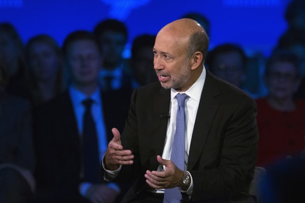 
	Възнаграждението на Лойд Бланфейн се увеличи с 50% през 2013 г.&nbsp;до 19,9 млн. долара, спрямо 13,3-те млн., които общо прибра през 2012 г. Цената на акциите на инвестиционната банка скочи с 39% през годината.

	Goldman Sachs се превърна в боксовата круша на&nbsp; Wall Street след финансовата криза и дори се стигна дотам, че беше наречена &bdquo;сепия вампир, омотана около лицето на човечеството&ldquo; от списание Rolling Stone. Коментарът на Бланкфейн от 2009 г., че банката върши &bdquo;работата на Господ&ldquo; не помогна на нейния имидж, като през същата година той получи едва малко над милион долара, по методологията на КЦКФБ.

	Банката беше още по-уязвена, когато миналата година с отворено писмо до New York Times бивш неин служител обвини банкерите, че редовно наричат клиентите на банката &bdquo;мъпети&ldquo;. снимка: Ройтерс
