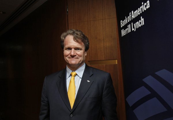 
	Възнаграждението на Браян Мойнахан начело на Bank of America (BoA) се увеличи с 37% през 2013 г. до 13,1 млн. долара. Цената на акциите реализира сходен ръст &ndash; 34%.

	Откакто пое контрола над BoA Мойнахан започна да свива нейната структура, изградена чрез придобивания от предишния ѝ шеф Кен Люис. Две от тези сделки &ndash; за Merrill Lynch и Countrywide, които бяха сключени по време на кризата, костваха много главоболия и съдебни спорове на банката.

	Тя плати около 17 млрд. долара за глоби и споразумения във връзка с искове на правителството и други лица през 2013 г. Сред тази сума бяха и 9,5 млрд. долара, които банката плати по споразумение за уреждането на съдебен спор, свързан с продажбата на обезпечени с ипотеки ценни книжа на държавните ипотечни агенции Fannie Mae и Freddie Mac. снимка: Ройтерс
