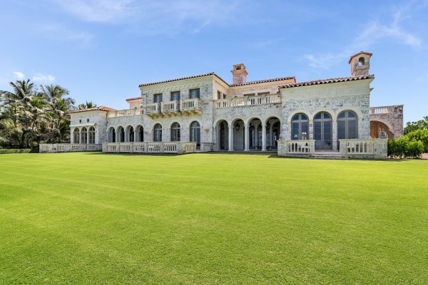 
	&nbsp;

Oceanfront Palm Beach Mansion в Палм Бийч, Флорида - продадено за 110,3 млн. долара

	Източник: Douglas Elliman Real Estate
