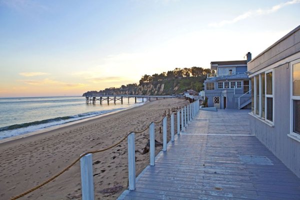 
	Paradise Cove Beachside Home в Малибу, Калифорния - продаден за 100 млн. долара

	Източник: Beach Cities Real Estate
