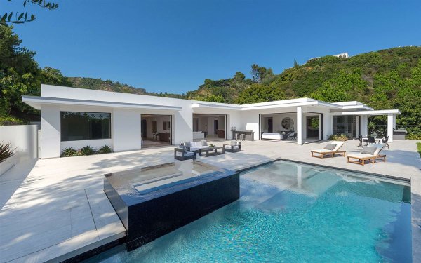 


Имотът Trousdale Mansion в Бевърли Хилс е продаден за 71 млн. долара 

	Източник: Luxury Portfolio International

	&nbsp;
