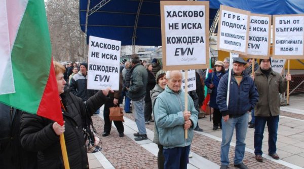 
	С плакати "Хасково не иска EVN" хасковлии протестираха срещу високите сметки за ток. Снимка: БТА
