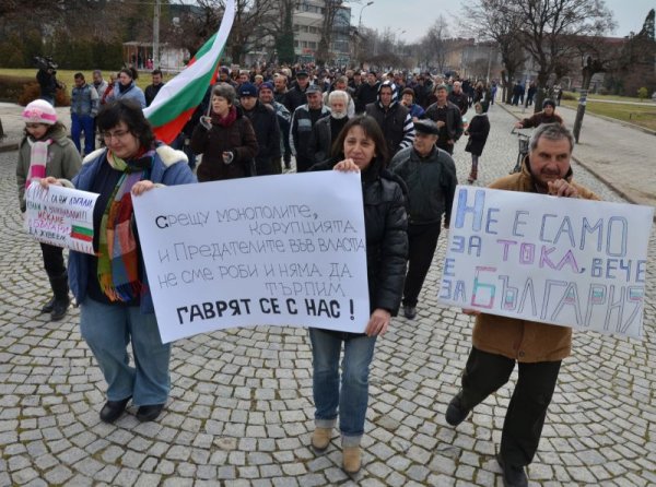 
	Стотици излязоха на протест в Кърджали с плакати "Гаврят се с нас". Снимка: БТА
