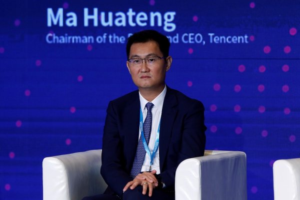 
	Пони Ма, роден през 1971 г., е един от първите китайски интернет предприемачи, които влизат в бизнеса около края на хилядолетието. С няколко други състуденти той основава базираната в Шънджън Tencent Computer Systems през 1998 г., сега известна само като Tencent. Доста рано инженерите на Ма измислят успешна услуга за съобщения, наречена QQ. Тогава Ма разчита повече на онлайн гейминг бизнеса, но пробивът идва през 2011 г. с WeChat, китайският вариант на Whats App, което може да направи много повече от оригиналното американско приложение. WeChat е на практика всичко в едно: WhatsApp, Skype, Instagram и Facebook. С WeChat Ma иска да замени всички други приложения на смартфона. Мнозина му се доверяват. Днес повече от един милиард китайци вече използват приложението.
