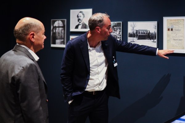 Германският канцлер Олаф Шолц (вляво) слуша главния изпълнителен директор на Siemens Digital Industries Седрик Нейке. Снимка: БГНЕС/EPA/CHRISTIAN MARQUARDT 