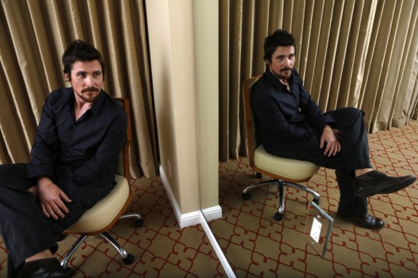 
	35 млн. долара

	Бейл успешно успя да се откъсне от ролята на Батман. Той спечели втората си номинация за &bdquo;Оскар&ldquo; с участието си в &bdquo;Американска схема&ldquo; и играе Моисей във високобюджетната библейска продукция &bdquo;Изход: Богове и царе&ldquo; на режисьора Ридли Скот.

	Снимка: архив Ройтерс
