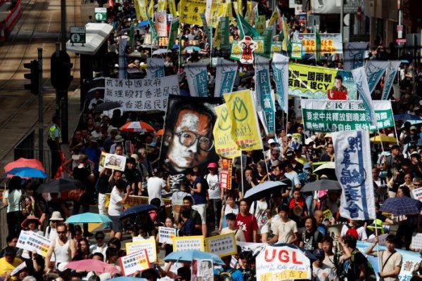 
	Хиляди излязоха на демонстрация по повод 20-та годишнина от предаването на Хонконг на Китай.

	Снимка: Ройтерс
