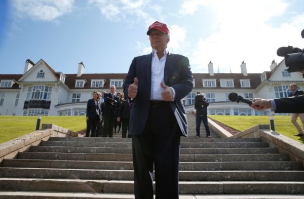 
	Доналд Тръмп при откриването на ремонтирания хотел.

	Снимка: Архив Ройтерс
