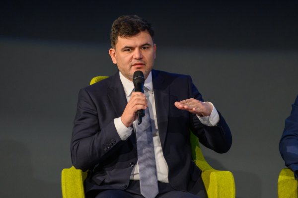Доста години приемахме за даденост, че икономическият растеж е сигурен, но това няма да продължи, ако не развиваме сектори с висока добавена стойност, предупреди Лъчезар Богданов, главен икономист на Института за пазарна икономика.