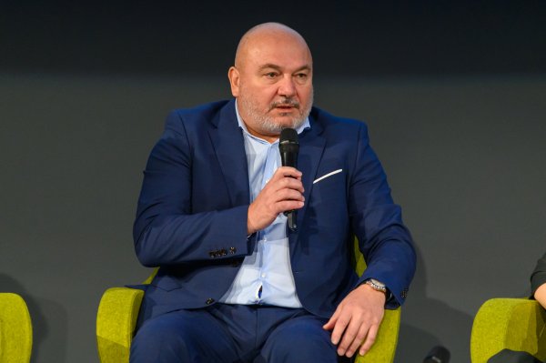 Българската икономика забавя темпа си на растеж след 2009 - 2010 година и една от причините е, че &bdquo;загубихме 300 хил. души от пазара на труда&ldquo;, изтъкна Любомир Дацов, член на Фискалния съвет.
