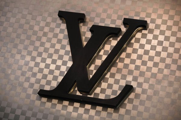
	Стойност на марката: 28,4 млрд.
	Годишен ръст: 16%

	Louis Vuitton е най-ценната луксозна марка в света. Нейните продукти включват кожени изделия, чанти, куфари, обувки, часовници, бижута и аксесоари. Повечето от тях са украсени с прочутия монограм LV. Дългогодишният творчески директор на марката Marc Jacobs тази година напусна компанията след 16 години, в които работи за нея. Сега той планира да се съсредоточи върху собствена линия, която също е собственост на Louis Vuitton. &nbsp;
