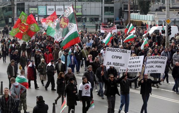 
	Национален протест срещу монополите тръгна по няколко лъча в столицата. Протестиращите са срещу високите сметки за ток и топлофикация и настояват Народното събрание да продължи работата си и да приеме промени в Изборния кодекс. Снимки: БТА
