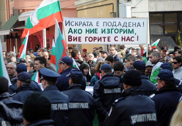 
	&nbsp;

	&nbsp;Около десет хиляди пловдивчани се включиха в поредния протестен мининг и шествие в града срещу монополите и високите сметки за ток.Този път протестиращите поискаха и оставката на кмета на Пловдив Иван Тотев.&nbsp;
