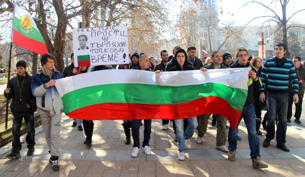 
	Около 300 души протестираха в Монтана срещу високите цени на тока и лошото управление на политиците. Те поискаха по-високи заплати и пенсии, почасово заплащане на труда, намаляване цените на тока, горивата и водата и лустрация за заемалите отговорни политически постове през последните 23 години. Протестиращите направиха митинг и преминаха по централните улици.
