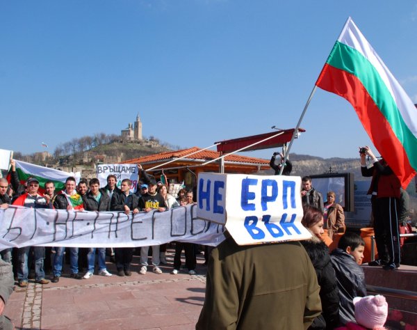 
	Около 500 души участваха в протестно шествие във Велико Търново. Участниците в протеста минаха по улиците на града, поклониха се пред паметника на Васил Левски и на Майка България, след което представиха исканията си на митинг на площада пред хълма Царевец. Да се свика програмен кабинет, да бъдат изцяло премахнати монополите, да бъдат променени изборния кодекс и Закона за партиите, искаха протестиращите. Мотото на днешния протест беше &bdquo;Народът не преговаря&ldquo; и &bdquo;Връщаме си България&ldquo;.&nbsp;
