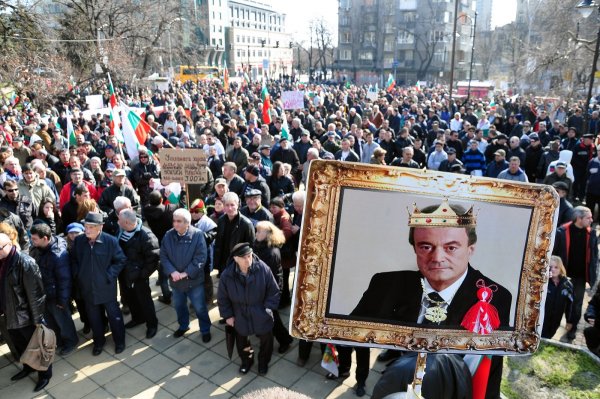 
	Навръх националния празник десетки хиляди варненци отново са на улицата в знак на протест. В шествието се включиха и рокери. Този път множеството издигна и чисто патриотични плакати, свързани с желанието 3-ти март да стане символ освен на Освобождението, и на една по-чиста република. Не липсват и станалите традиционни лозунги срещу енергодружествата и кмета на Варна.
