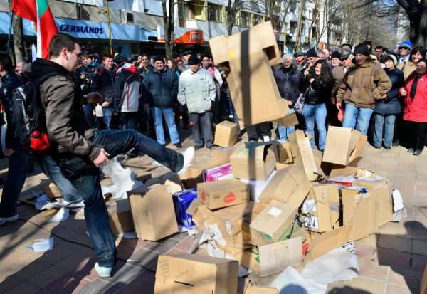 
	Хиляди жители на Добрич излязоха на пореден митинг - протест срещу монополите високите цени на тока. Те изработиха макет със залепени по него имена на монополи и организации , който разрушиха и погребаха символично.&nbsp;
