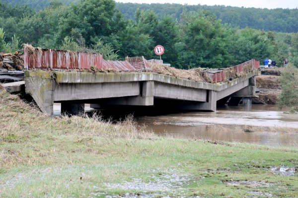
	Проливният дъжд прекъсна пътната връзка между село Веселие и село Ясна поляна, община Приморско. Приливната вълна е отнесла моста, който според местните жители е строен само преди десет години.&nbsp;Снимки: БТА

