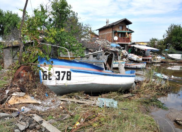 
	В рибарското селище Ченгене скеле край Бургас има потънали лодки и съборени хижи.
