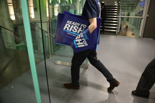 Привърженик на Сунак на влизане в залата. Снимка: Hollie Adams/Bloomberg
