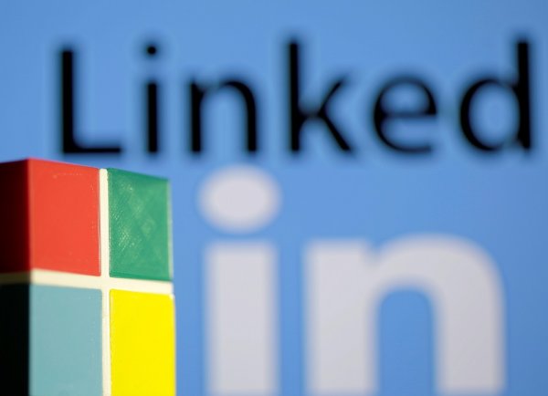
	26,2 млрд. долара - тази огромна цена плати Microsoft за придобиването на професионалната социална мрежа LinkedIn в средата на годината. В часовете след обявяването на новината акциите на LinkedIn се изстреляха нагоре, записвайки ръст от 48%. Споразумението беше сключено с условието LinkedIn да остане независима компания, като Microsoft обеща да ускори растежа ѝ. Сделката обаче не се сблъска с една или две критики. Американският софтуерен разработчик Salesforce дори призова регулаторите в Европейския съюз да разследват придобиването. Самата Salesforce наддаваше за LinkedIn, но се оказа в губеща позиция.

	Снимка: архив Ройтерс
