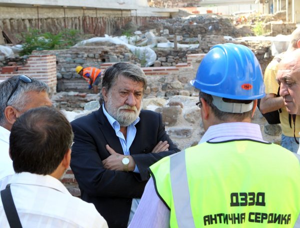 
	Министърът на културата Вежди Рашидов провери работата по проекта за изграждане на Античния културно-комуникационен комплекс &quot;Сердика&quot;. Снимка: БТА
