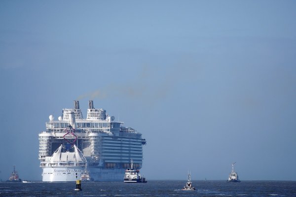 
	&quot;Симфония на моретата&quot; е същински плаващ град, с ресторанти и места за развлечения на площ над 66 000 кв. м.
