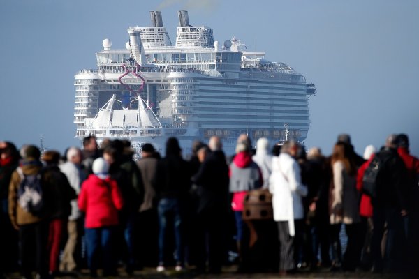 
	&quot;Симфония на моретата&quot; е същински плаващ град, с ресторанти и места за развлечения на площ над 66 000 кв. м.
