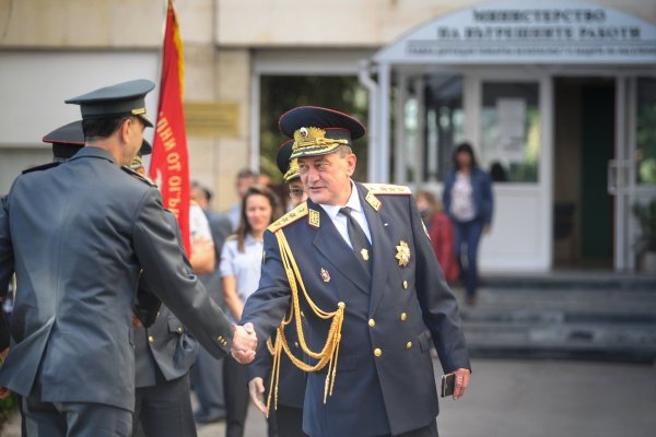 
	Президентът Румен Радев присъства в София на отбелязването на националния празник на пожарникарите в ГД &bdquo;Пожарна безопасност и защита на населението&rdquo;. Снимка: Димитър Кьосемарлиев, Investor Media Group
