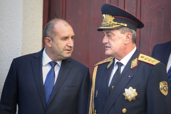 
	Президентът Румен Радев присъства в София на отбелязването на националния празник на пожарникарите в ГД &bdquo;Пожарна безопасност и защита на населението&rdquo;. Снимка: Димитър Кьосемарлиев, Investor Media Group
