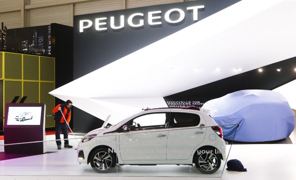 
	За първи път от 118 години в корпоративната история семейство Пежо загуби властта в компанията. Новият партньор на французите е китайският гигант Dongfeng. И Peugeot-Citro&euml;n успява да свие загубата си от всеки продаден автомобил. Докато през 2012 г. тя е възлизала на 510 евро, през миналата година минусът възлиза на 370 евро. Ebit-маржът е в размер на -2,9 на сто.
