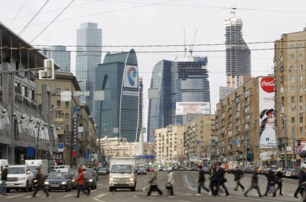 
	Контрастът между съвременния комплекс и архитектурата в руската столица е забележителен.

	Снимка: Ройтерс
