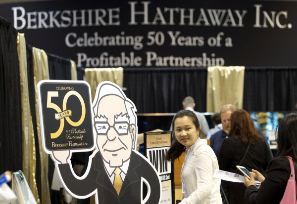 
	Berkshire Hathaway е американска холдингова компания, чиято активност се разпростира в много бизнес области, сред които застраховане и презастраховане, както и жп транспорт, енергетика, финансови услуги, търговия на дребно и едро. Председател е американският инвеститор и мултимилиардер Уорън Бъфет. Компанията има над 330 000 служители.

	Снимка: Архив Ройтерс

