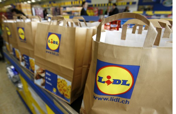 
	Schwarz Beteiligungs GmbH, към която спадат компаниите Lidl и Kaufland, е най-голямата германска търговска верига. Семейната компания е основана през 1930 г. от Йозеф Шварц, а по-късно е ръководена от сина му Дитер. През 1999 г. той се отказва от мениджмънта и предава своя дял на фондация Dieter-Schwarz-Stiftung. &nbsp;
	
	Снимка: Архив Ройтерс
