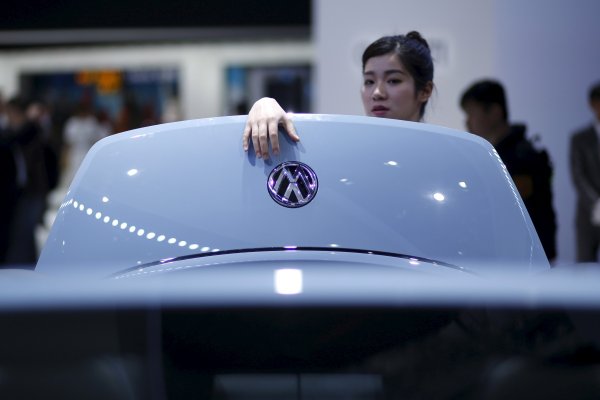 
	VW AG е най-големият европейски автомобилен производител и един от трите най-големи в глобален аспект. Основаната през 1937 г. компания държи марките Volkswagen, Audi, Seat и &Scaron;koda, както и Bentley, Bugatti, Ducati, Lamborghini и Porsche. Първите години на концерна са по време на нацистите, когато Адолф Хитлер поръчва производството на кола за широките маси. Днес Volkswagen е публично дружество.&nbsp;
	
	Снимка: Архив Ройтерс
