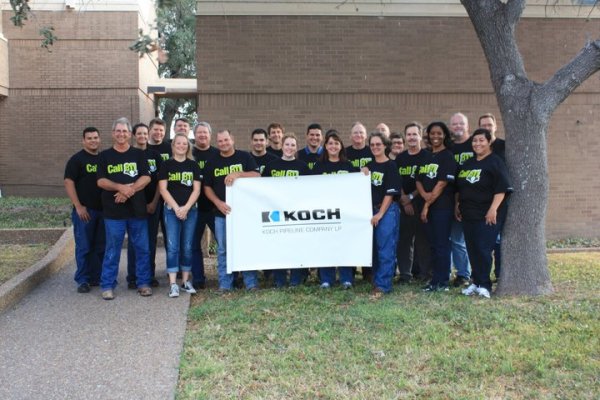 
	Американската компания е основана през 1940 г. от семейство Кох в щата Канзас. Днес компанията развива дейност в много сфери, но преди всичко в петролната и химическата индустрия.&nbsp;
	
	Снимка: Facebook
