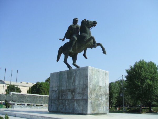 
	334 г. пр. н. е. - Победата на Александър Македонски над Персия е съпроводена с агресивно насилствено придобиване на поземлени имоти

	1066 &ndash; След победата си над норманите Уилям Завоевателя издава декрет, според който той е владетел на цялата земя в Англия

	1689 &ndash; В своето произведение &ldquo;Два трактата за управлението на държавата&rdquo; Джон Лок очертава правото на всеки човек да разполага със своя &bdquo;живот, свобода и имот&ldquo;

	1783 &ndash; Наполеон започва насилствено да придобива обширни земи под формата на различни държави

	1803 &ndash; САЩ придобиват нови обширни блатисти територии като част от &bdquo;Покупката на Луизиана&ldquo;, при която САЩ купуват от Франция 2,14 кв. км за около 10 цента на дка.

	1855 &ndash; В САЩ създават първата брокерска компания за имоти Baird Warner, която функционира и до днес

	Снимка: Investor.bg
