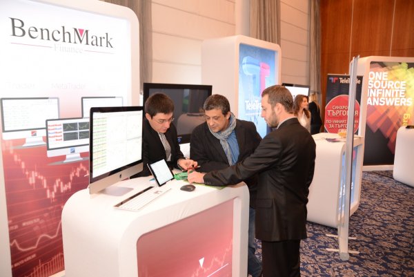 
	Щандът на Бенчмарк Финанс.
