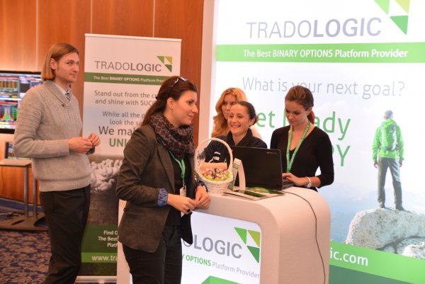 
	Щандът на генералния спонсор TRADOLOGIC.
