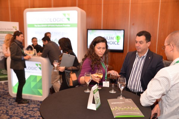 
	Интересът сред посетителите беше значителен.
