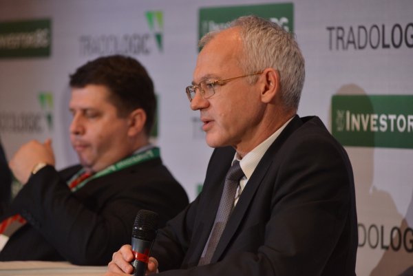 
	Васил Велев (АИКБ).
