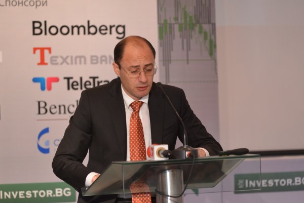 
	Ангел Джалъзов, зам.председател на КФН, приветства публиката по време на откриването на форума.
