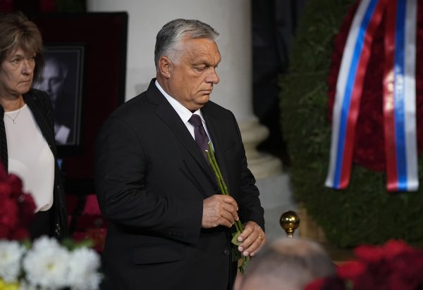 Един от малкото чуждестранни лидери в Москва бе унгарският президент Виктор Орбан. Снимка: Снимка: EPA/MAXIM SHIPENKOV