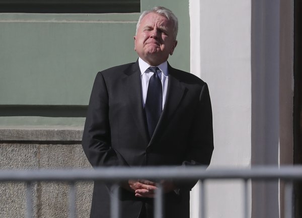 Посланикът на САЩ в Русия Джон Съливан след посещението си на прощалната церемония на бившия съветски президент Михаил Горбачов в &bdquo;Дома на профсъюзите в Москва&ldquo;. Снимка: EPA/MAXIM SHIPENKOV