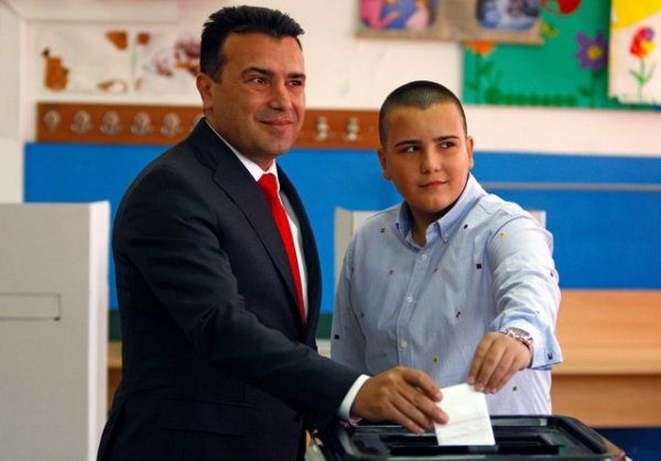 
	Македонският премиер Зоран Заев гласува на референдума със сина си Душко.&nbsp;Снимка: Ройтерс
