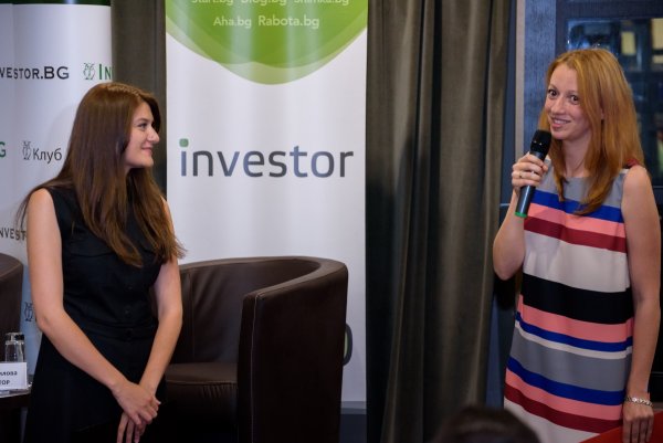
	Главният изпълнителен директор на Investor.bg Деница Димитрова (вдясно) дава старт на дискусията. Снимки: Investor.bg
