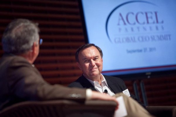 
	Accel Partners е първата компания, която инвестира в социалната мрежа. Макар и твърде млад, за да пие алкохол, Зукърбърг е получил бутилки вино за 400 долара от Джим Брайер, в луксозен ресторант в Силициевата долина, когато му помага да се сключи сделката за 12,7 милиона долара - инвестиция от Accel Partners във Facebook. Брайер, управляващ съдружник в Accel, е бил ентусиазиран от голямата сделка и представлява Accel по-добре, отколкото ентусиазирани партньори с ограничена отговорност. Тогава сътрудник, сега партньор на Accel, Кевин Ефрази, има преднина пред Брайер, защото още на 1 април 2005 г. се появява неканен в офиса на Facebook в Пало Алто. Дю дилиджънс на Ефрази разкрива колко студенти на Станфорд са не само потребители на Facebook, но буквално са обсебени от него, като дори изпускат лекции, само за да &bdquo;сръчкват&ldquo; приятелите си. След една седмица размисли и след като фондът разбира, че мрежата има друг ухажор в лицето на Washington Post, Accel най-накрая приключва сделката, която оценява Facebook на 98 млн. долара. 12,7 млн. долара влага фондът в социалната мрежа, за които получава 15% от акциите тогава. Преди IPO-то компанията държеше 10% - 190 млн. Б акции, които при оценка на социалната мрежа от 85 млрд. долара, биха стрували 8,5 млрд. долара.&nbsp;

	Снимка:&nbsp;Accel Partners
