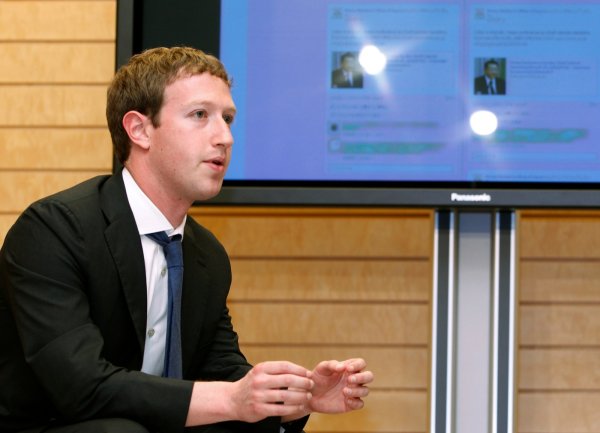 
	27-годишният основател и главен изпълнителен директор, който е следвал само две години в Харвард, преди да се посвети на бизнеса си, бе избран от влиятелното списание Time за лице на годината през 2010 г.

	Отраснал в Добс Фери, Ню Йорк, Зукърбърг започва да пише софтуер още в средното училище и до края на гимназията вече е съосновател на музикална програма, наречена Synapse Media Player. За нея Microsoft и AOL са му предложили един милион долара, с които да продължи развитието ѝ. Зук обаче им отказва и отива в Харвард.

	В общежитието там Зукърбърг създава Facemash, уебсайт, сравняван със сайта hotornot.com, тъй като функцията му е била просто да показва снимки на студенти от Харвард, като позволява на посетителите да оценяват студентите по атрактивността им. За направата на този сайт Зукърбърг е хакнал защитените компютърни мрежи на Харвард, в които се е съдържала нужната информация и я е копирал, след което я използвал, за да качи до 22 000 снимки, привличайки 450 посетители за първите 4 часа. По-нататък сайтът имал невероятен успех, преди да бъде затворен от администрацията на Харвард. След дисциплинарни действия от администрацията на университета, Зукърбърг затваря Facemash и започва thefacebook. Първоначално сайтът е достъпен само за студенти от Харвард. Зукърбърг защитава сайта в спорове в областта на интелектуалната собственост и избягва изкупуване от Viacom, Yahoo! и други ухажори. 27-годишният главен изпълнителен директор притежава 28,2% Б акции на Facebook.&nbsp;

	Снимка: Ройтерс
