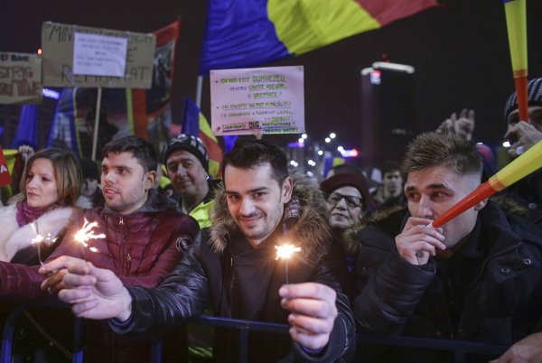 
	Протестиращи празнуват след новината, че правителството ще отмени постановлението.
